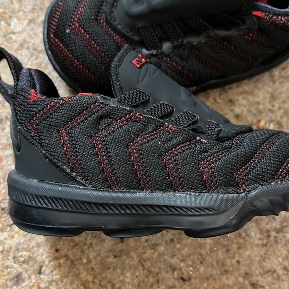 Nike lebron 16 fresh bred - EUC- size 4C - Picture 12 of 15